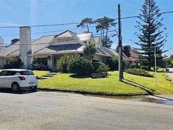 https://www.gallito.com.uy/venta-casa-de-4-dormitorios-y-4-baños-en-playa-mansa-punta-inmuebles-26928348