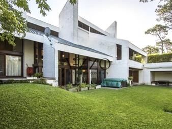 https://web5.gallito.com.uy/excelente-casa-de-4-dormitorios-en-playa-mansa-inmuebles-26620437