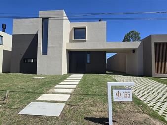 https://www.gallito.com.uy/casa-de-tres-dormitorios-en-alquiler-en-huertas-de-los-hor-inmuebles-26265933