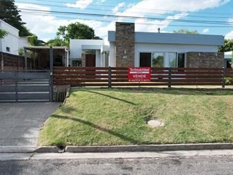 https://www.gallito.com.uy/venta-casa-en-barrio-residencial-a-dos-cuadras-del-rio-inmuebles-27156255