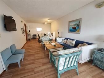 https://web5.gallito.com.uy/apartamento-en-venta-2-dormitorios-y-servicio-en-inmuebles-27272608