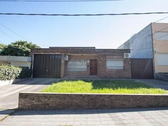 https://www.gallito.com.uy/venta-casa-3-dormitorios-malvin-casa-1-dor-y-galpon-170m2-inmuebles-26004931