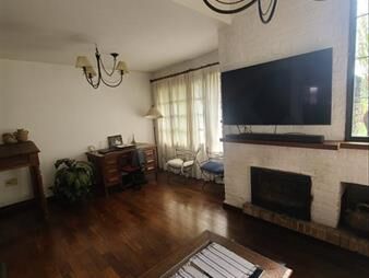 https://www.gallito.com.uy/hermosa-casa-con-jardin-al-frente-y-patio-con-parrillero-inmuebles-27245424