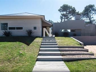 https://web5.gallito.com.uy/vende-casa-de-4-dormitorios-en-jose-ignacio-en-inmuebles-27374581