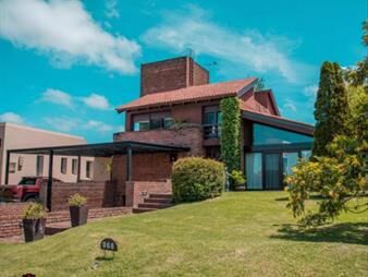https://www.gallito.com.uy/venta-casa-en-lomas-de-la-tahona-cuatro-dormitorios-inmuebles-26808494