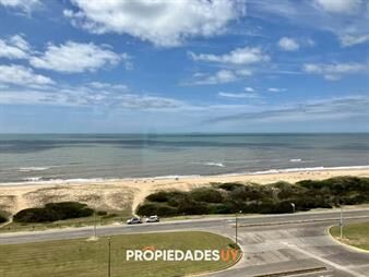 https://www.gallito.com.uy/espectacular-apartamento-frente-a-playa-brava-en-inmuebles-24145847