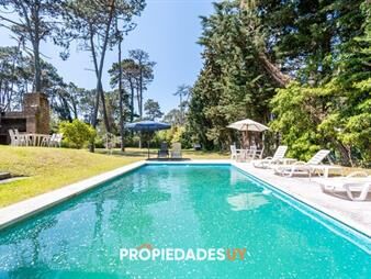 https://web5.gallito.com.uy/espectacular-casa-de-seis-dormitorios-y-servicio-inmuebles-23429497
