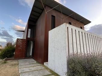 https://www.gallito.com.uy/casa-en-venta-y-alquiler-temporal-de-3-suites-y-inmuebles-24184984