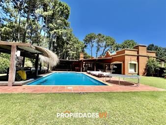 https://www.gallito.com.uy/casa-en-barrio-residencial-con-3000-m2-de-parque-inmuebles-24921683
