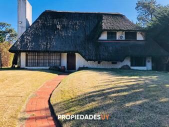 https://www.gallito.com.uy/casa-en-punta-del-este-tres-dormitorios-y-inmuebles-25421893