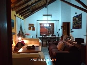 https://www.gallito.com.uy/hermosa-casa-de-quincho-totalmente-cercada-1-inmuebles-19648886