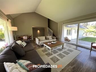 https://web5.gallito.com.uy/espectacular-casa-en-parada-8-de-playa-mansa-inmuebles-25522799