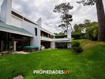 https://web5.gallito.com.uy/espectacular-casa-punta-del-este-inmuebles-26140326