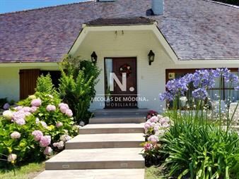https://web5.gallito.com.uy/inmejorable-casa-con-espectacular-areas-verdes-inmuebles-25035510