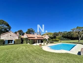 https://web5.gallito.com.uy/amplia-casa-de-5-dormitorios-con-piscina-inmuebles-24990389