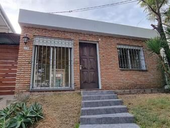 https://web5.gallito.com.uy/venta-casa-buceomalvin-con-barbacoa-al-fondo-inmuebles-27410873