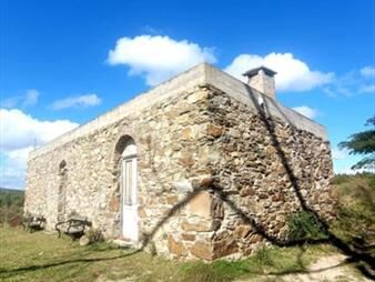 https://web5.gallito.com.uy/muy-linda-casa-de-piedra-9-has-en-las-sierras-y-inmuebles-23867777