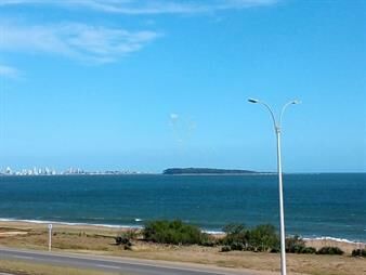 https://web5.gallito.com.uy/encantador-departamento-en-playa-mansa-vistas-inmuebles-27283979