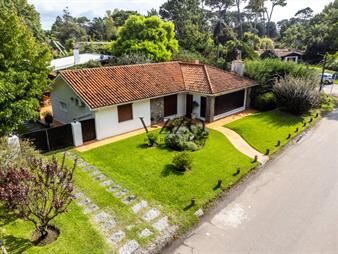 https://web5.gallito.com.uy/3-dormitorios-con-piscina-cantegril-punta-del-inmuebles-27079636
