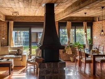 https://web5.gallito.com.uy/venta-casa-3-dormitorios-y-piscina-sobre-rambla-inmuebles-27474006
