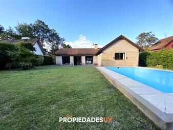 https://www.gallito.com.uy/punta-del-este-chalet-con-piscina-barbacoa-y-4-inmuebles-26684662