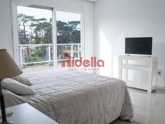 https://www.gallito.com.uy/venta-de-amplio-apartamento-1-dormitorio-playa-inmuebles-25793711