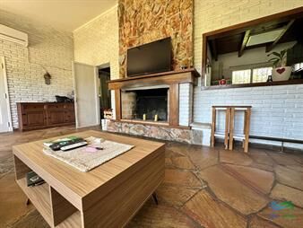 https://www.gallito.com.uy/en-venta-casa-de-4-dormitorios-y-servicio-en-del-inmuebles-27513806