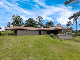 https://web5.gallito.com.uy/venta-de-casa-3-dormitorios-y-servicio-en-el-golf-inmuebles-26517226
