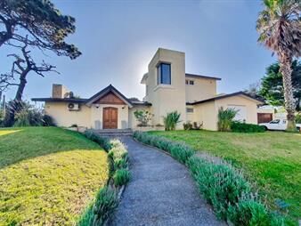 https://web5.gallito.com.uy/alquilo-anual-casa-de-5-dormitorios-con-piscina-en-playa-ma-inmuebles-22537749