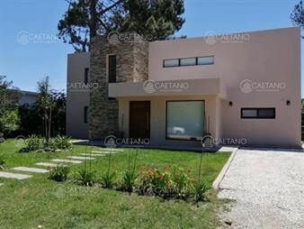 https://www.gallito.com.uy/hermosa-casa-moderna-en-barrio-privado-la-inmuebles-19065250