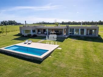 https://www.gallito.com.uy/casa-6-dormitorios-en-laguna-de-los-cisnes-punta-inmuebles-23066183