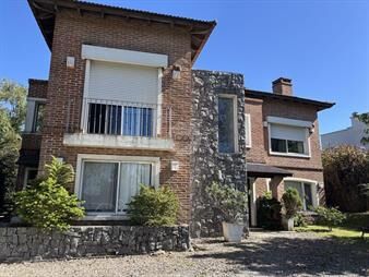 https://www.gallito.com.uy/venta-casa-4-dormitorios-lomas-de-la-tahona-inmuebles-27454363