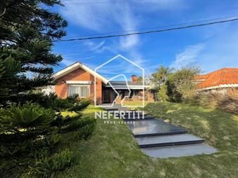 https://web5.gallito.com.uy/amplia-casa-de-4-dormitorios-inmuebles-24614268