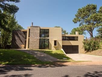 https://web5.gallito.com.uy/barrio-privado-la-residence-imponente-casa-en-inmuebles-27539958