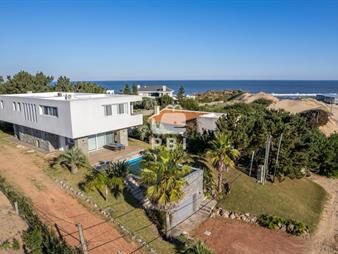 https://web5.gallito.com.uy/casa-de-3-dormitorios-a-pasos-de-la-playa-inmuebles-27478890