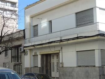 https://www.gallito.com.uy/gran-casa-ubicada-en-pleno-centro-de-la-ciudad-inmuebles-27502889