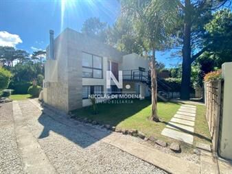 https://www.gallito.com.uy/casa-moderna-de-piedra-zona-pinares-inmuebles-26626992