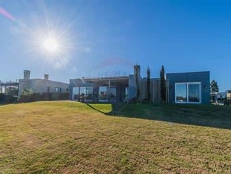 https://www.gallito.com.uy/venta-casa-mirador-tres-dorm-y-servicio-completo-inmuebles-27565019