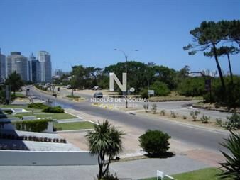 https://web5.gallito.com.uy/apartamento-de-3-dormitorios-en-mansa-punta-del-inmuebles-23800657