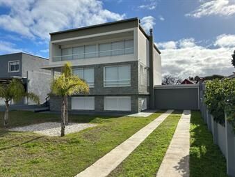 https://www.gallito.com.uy/casa-lagomar-estrenar-frente-al-mar-3-plantas-4-dor-piscina-inmuebles-24101638