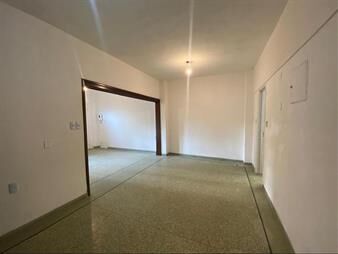 https://www.gallito.com.uy/venta-crenta-casa-con-garaje-para-varios-autos-o-deposito-inmuebles-27596079