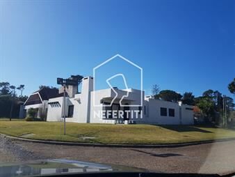 https://web5.gallito.com.uy/hermosa-casa-3-dormitorios-a-pasos-de-la-inmuebles-24614293