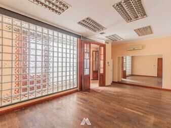 https://www.gallito.com.uy/venta-casa-6habitaciones-tres-cruces-ideal-empresa-inmuebles-26984290