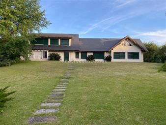 https://web5.gallito.com.uy/casa-en-venta-de-5-dormitorios-servicio-en-el-inmuebles-24696149