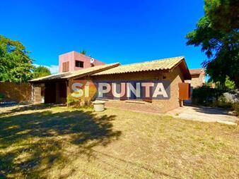 https://web5.gallito.com.uy/casa-en-venta-a-pasos-del-mar-en-tio-tom-punta-inmuebles-27608239