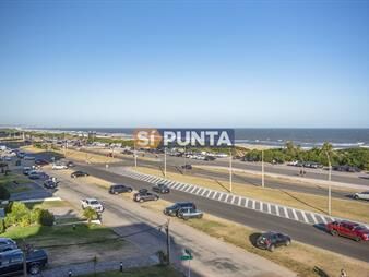 https://web5.gallito.com.uy/apartamento-penthouse-frente-al-mar-playa-3-con-inmuebles-27608272