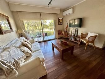 https://web5.gallito.com.uy/rodeado-de-verde-cochera-todos-los-ambientes-despejados-inmuebles-27615755
