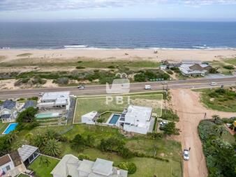 https://web5.gallito.com.uy/venta-de-espectacular-lote-en-primera-linea-inmuebles-23966541