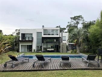 https://www.gallito.com.uy/venta-casa-5-dormitorios-playa-brava-punta-del-inmuebles-27623917
