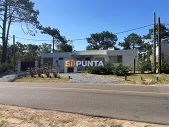 https://web5.gallito.com.uy/moderna-casa-de-3-dormitorios-a-estrenar-en-la-inmuebles-27608758